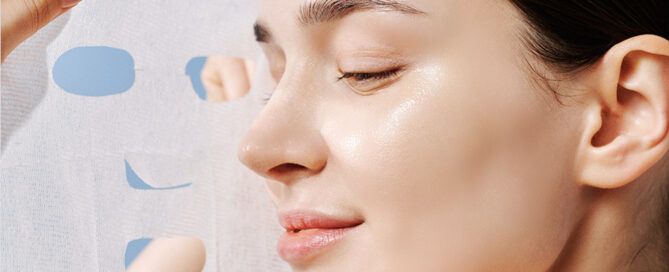 Bild der Derma Revive Triple Action Mask von DERMATHOD, inklusive der Gesichtsmaske und Verpackung, feuchtigkeitsspendend und hautberuhigend