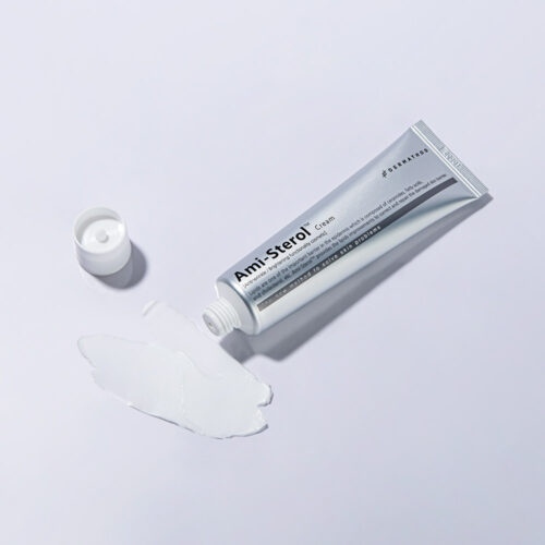 Abbildung einer Tube Dermathod Repair Cream mit aufgedrehter Kappe – weiß-cremige Textur sichtbar auf heller Fläche. Pflegeprodukt für sensible Haut.