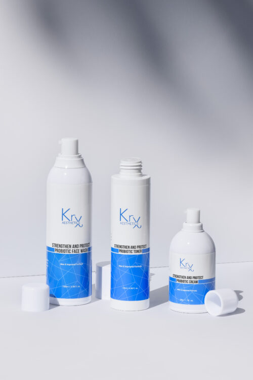 KrX Aesthetics Probiotic Set – Face Wash, Toner und Cream mit geöffneten Deckeln, dreiteiliges Hautpflege-Set