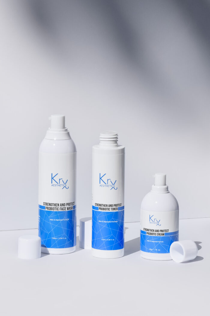 KrX Aesthetics Probiotic Set – Face Wash, Toner und Cream mit geöffneten Deckeln, dreiteiliges Hautpflege-Set