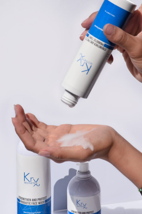 Anwendung des KrX Aesthetics Probiotic Face Wash – Produkt wird in die Hand dosiert, sanfte Reinigungsroutine